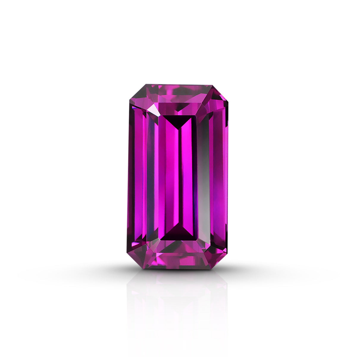 Pierre précieuse violette taille émeraude sur fond blanc, reflet de rareté et beauté naturelle.
