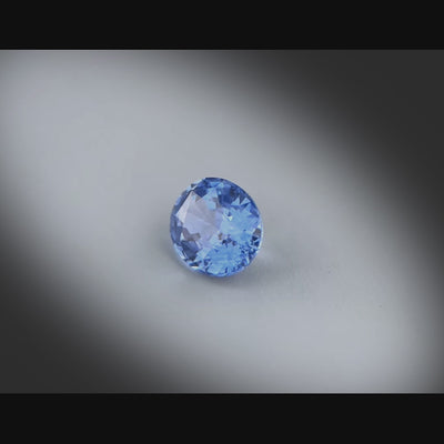 Vidéo d’un saphir bleu ovale facetté 2,57ct, couleur bleu prononcé, traité par chauffage, origine Sri Lanka