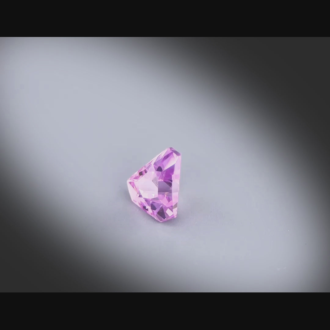 Vidéo d’un saphir rose naturel abstrait 1.09ct, origine Sri Lanka, couleur rose prononcé, pureté très légèrement incluse