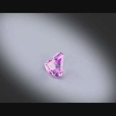 Vidéo d’un saphir rose naturel abstrait 1.09ct, origine Sri Lanka, couleur rose prononcé, pureté très légèrement incluse