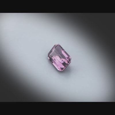 Vidéo d’un spinelle naturel violet rectangulaire à pans coupés de 1.51 ct, facetté et sans inclusion visible, originaire du Sri Lanka, tournant à 360 degrés sur fond gris clair