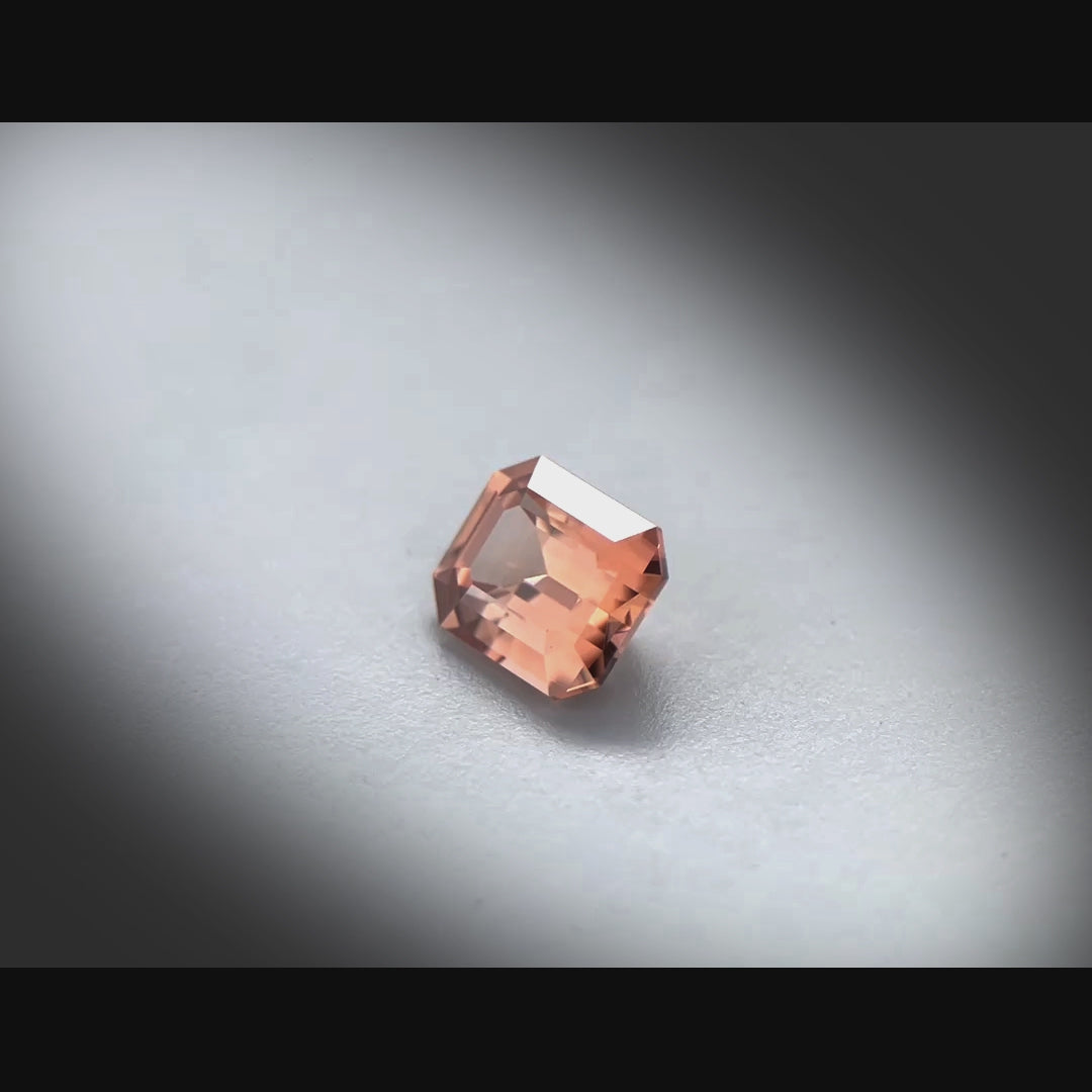 Vidéo d’un zircon rectangle à pans coupés facetté 2,14ct, teinte brun-orangé prononcée, pureté optimale, origine Tanzanie