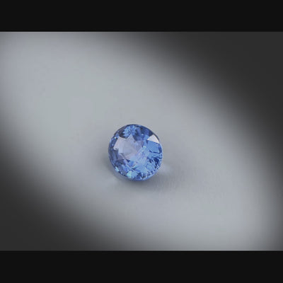 Vidéo d’un saphir bleu ovale facetté 1,75ct, couleur bleu prononcé, traitement chauffé, originaire du Sri Lanka