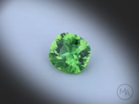 Vidéo d’une tourmaline verte naturelle 2,39ct, coussin rectangle, facettage éclatant, nuances vert soutenu, Tanzanie