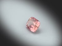 Vidéo d’une tourmaline rose naturelle coussin rectangle facettée de 2.51 ct, originaire de la République démocratique du Congo, de couleur rose prononcé, gemme tournant sur un fond gris clair.