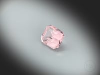 Vidéo d’une tourmaline rose naturelle rectangle à pans coupés facettée de 3.53 ct, originaire de la République démocratique du Congo, de couleur rose léger, tournant sur un fond gris clair.
