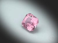 Vidéo d’une tourmaline rose naturelle rectangle à pans coupés facettée de 3.55 ct, originaire de la République démocratique du Congo, de couleur rose prononcé, tournant sur un fond gris clair.