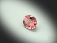 Vidéo d’une tourmaline rose naturelle ovale facettée de 2.32 ct, originaire du Congo, de couleur rose soutenu, rotation sur un fond gris clair.