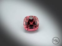 Vidéo d’une tourmaline rose naturelle coussin carré facettée de 2.58 ct, origine Congo, de couleur rose soutenu, aucun traitement, rotation sur un fond gris clair.
