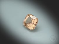 Vidéo d’une tourmaline naturelle coussin carré facettée de 3.16 ct, originaire de RD Congo, de couleur brun-jaune champagne, révélant ses nuances et ses reflets sous différents angles.