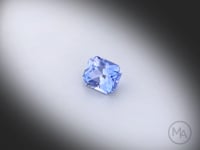 Vidéo d’un saphir bleu naturel rectangle à pans coupés facetté de 1.24 ct, originaire du Sri Lanka, de couleur bleu prononcé, gemme tournant sur un fond gris clair.