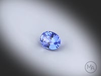 Vidéo d’un saphir bleu naturel ovale facetté de 1.30 ct, originaire de Ratnapura au Sri Lanka, présentant une couleur bleu soutenu alliée à de beaux reflets lumineux.