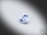 Vidéo d’un saphir bleu naturel rond facetté de 0.96 ct, originaire du Sri Lanka, de couleur bleu très léger, tournant sur un fond gris clair.