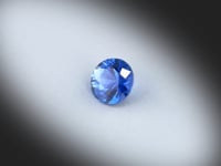 Vidéo d’un saphir bleu naturel rond facetté de 0.79 ct, originaire de Ratnapura au Sri Lanka, de couleur bleu intense, révélant ses reflets sous différents angles de vu.