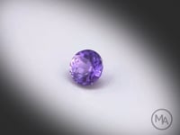Vidéo d’un saphir violet naturel rond facetté de 1.00 ct, originaire du Sri Lanka, aucun traitement.