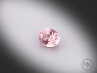 Vidéo d’une tourmaline rose naturelle de 1.36 ct, provenance République Démocratique du Congo, taille ovale, montrant une couleur rose prononcé et une belle luminosité.