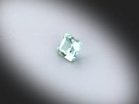Vidéo d’une tourmaline verte non traitée carrée à pans coupés facettée de 0.91 ct, de couleur vert léger, tournant sur un fond gris clair.