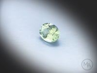 Vidéo d’une tourmaline verte naturelle de 1.76 ct, provenance République Démocratique du Congo, taille ovale facettée, montrant une teinte vert-jaune léger et une belle brillance en rotation.
