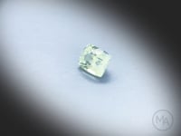 Vidéo d’une tourmaline verte naturelle de 1.14 ct, provenance République Démocratique du Congo, taille coussin rectangle facettée, montrant une teinte vert-jaune léger et une belle brillance.