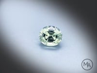 Vidéo d’une tourmaline verte naturelle de 2.30 ct, provenance République Démocratique du Congo, taille ovale facettée, révélant une teinte vert-jaune léger et une belle brillance.