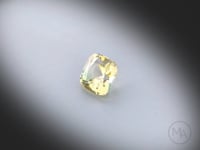Vidéo d’une tourmaline multicolore naturelle coussin carré facettée de 1.73 ct, originaire de RD Congo, révélant ses différentes nuances et ses jeux de lumière.