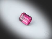 Vidéo d’un grenat rhodolite naturel rectangle à pans coupés facetté de 1.88 ct, originaire du Sri Lanka, de couleur violet-rosé soutenu, révélant ses reflets sous différents angles.