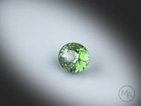 Vidéo d’un zircon vert naturel ovale facetté de 1.76 ct, originaire du Sri Lanka, révélant sa couleur vert soutenu et ses reflets sous différents angles.