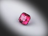 Vidéo d’un grenat rhodolite naturel coussin rectangle facetté de 4.39 ct, originaire de Tanzanie, de couleur violet-rosé intense, présentant de beaux jeux de lumière.
