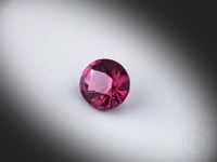 Vidéo d’un grenat Rhodolite naturel ovale facetté de 4.22 ct, originaire du Malawi, de couleur violet-rosé profond, révélant son éclat sous différents angles.