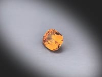 Vidéo d’un grenat spessartite naturel coussin rectangle facetté de 1.28 ct, originaire de Tanzanie, de couleur orange-jaune prononcé, révélant ses éclats sous différents angles.