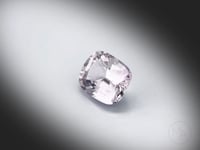 Vidéo d’un spinelle gris naturel coussin rectangle facetté de 3.64 ct, originaire de Mogok au Myanmar, révélant ses nuances gris-violet sous différents angles.