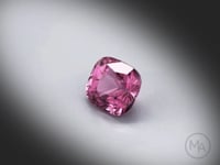 Vidéo d’un spinelle rose naturel coussin rectangle facetté de 2.44 ct, originaire de Luc Yen au Vietnam, de couleur rose-violet profond, rotation sur un fond gris clair. Aucun traitement.