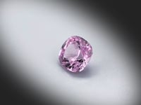 Vidéo d’un spinelle rose naturel coussin carré facetté de 2.17 ct, originaire de Mogok au Myanmar, de couleur rose-violet prononcé, rotation sur un fond gris clair.