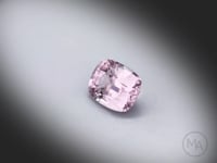 Vidéo d’un spinelle violet naturel coussin rectangle facetté de 2.87 ct, originaire de Mogok au Myanmar, de couleur violet-gris léger, pierre tournant sur un fond gris clair.