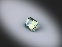 Vidéo d’un saphir Teal naturel rectangle à pans coupés facetté de 1.05 ct, originaire de Madagascar, révélant ses nuances bleu-vert légèrement jaunes sous différents éclairages.