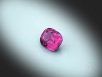 Vidéo d’un grenat Rhodolite coussin rectangle facetté 1,90ct, teinte violet rosé soutenue, pureté sans inclusion visible, origine Tanzanie
