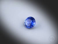 Vidéo montrant un saphir bleu rond facetté 1,18ct, nuances bleu intense, origine Sri Lanka, traitement chauffé
