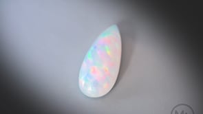 Vidéo d'une Opale naturelle 3.55ct, taille cabochon, forme goutte, non traitée, provenance Ethiopie.