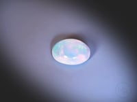 Vidéo d'une Opale naturelle de 2.69ct, taille cabochon, forme ovale, feux multicolores, non traitée, provenance Ethiopie.