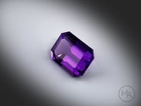 Vidéo d’une améthyste naturelle de 6.20 ct, taille rectangle à pans coupés facettée, montrant une couleur violet-rosé profond et une excellente transparence.