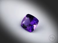 Vidéo d’une améthyste naturelle de 4.32 ct, taille coussin carré facettée, révélant une couleur violet-rosé intense et une belle brillance en rotation.