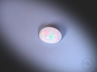 Vidéo Opale Welo 1.83ct, feux multicolores, cabochon forme ovale, provenance Ethiopie