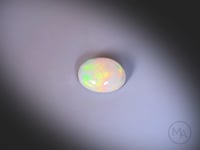 Vidéo Opale Welo naturelle, feux multicolores, cabochon forme ovale, 1.72ct, origine Ethiopie