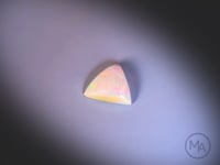 Vidéo Opale Blanche naturelle, taille cabochon forme trillion, feux multicolores, non traitée, 1.21ct, provenance Ethiopie