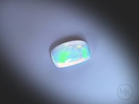 Vidéo Opale naturelle taille cabochon, forme coussin rectangle, feux multicolores, aucun traitement, provenance Ethiopie