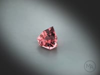 Vidéo d’une tourmaline rose naturelle de 2.43 ct, taille abstraite facettée, montrant une couleur rose-violet soutenu et une belle brillance en rotation.