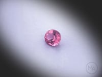 Vidéo d’une tourmaline rose naturelle de 1.15 ct, taille ovale facettée, présentant une couleur rose soutenu et une belle luminosité en rotation.