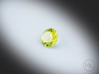 Vidéo d’un péridot naturel non traité rond facetté de 1.12 ct, originaire du Myanmar, de couleur vert-jaune prononcé, rotation sur un fond gris clair.