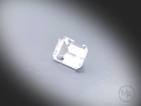 Vidéo d’une topaze incolore naturelle rectangle à pans coupés facettée de 2.50 ct, originaire du Brésil, rotation lente sur un fond gris clair.