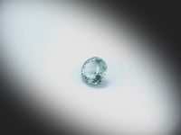 Vidéo d’un saphir teal naturel rond facetté de 1.02ct, originaire du Montana aux États-Unis, de couleur bleu-vert prononcé, rotation sur un fond gris clair.
